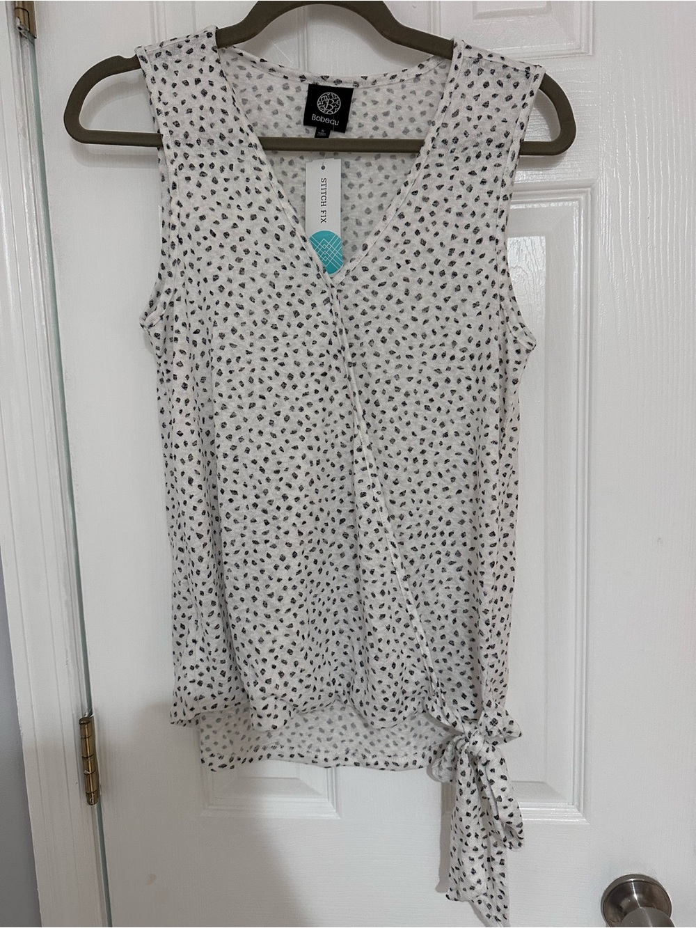 bobeau White Sleeveless V-Neck Tie-Hem Camisole with Black Dot Print